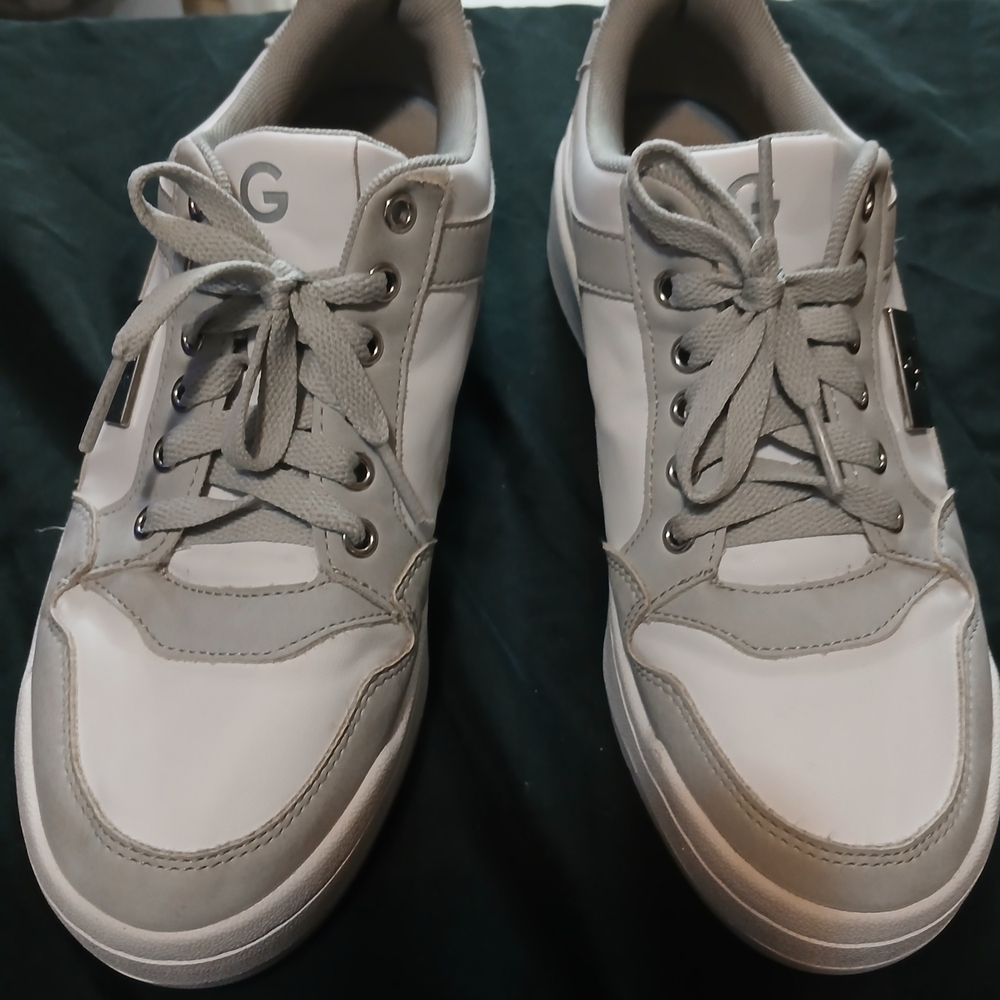 Grey & white women Guess sneakers, Marlen platform, low top Lace-Up Sneakers 7.5